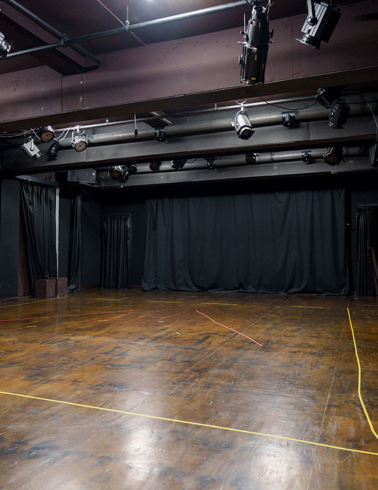  소극장 함세상의 공연장에는 연습의 흔적이 가득하다.
