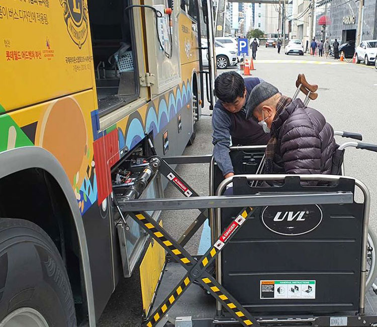 휠체어 사용자가 나래버스에 오르는 모습