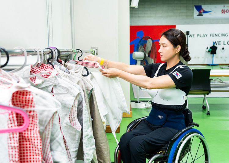 보호구를 착용하는 조은혜 선수