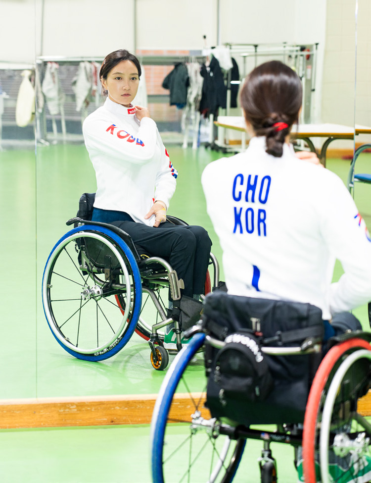 조은혜 선수가 훈련 전 복장을 점검하고 있다