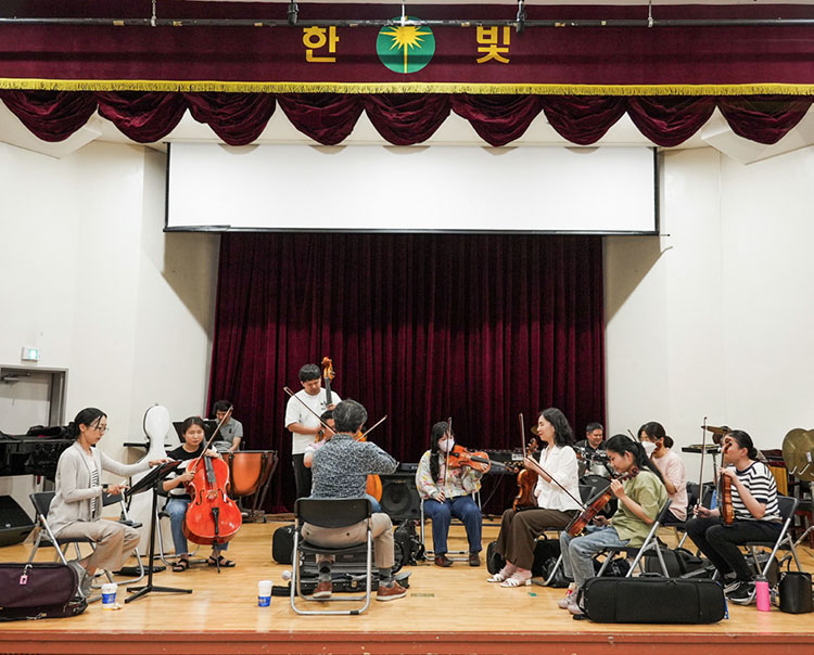 김종훈 음악감독, 김영아 현악부장이 함께하는 한빛예술단의 연습