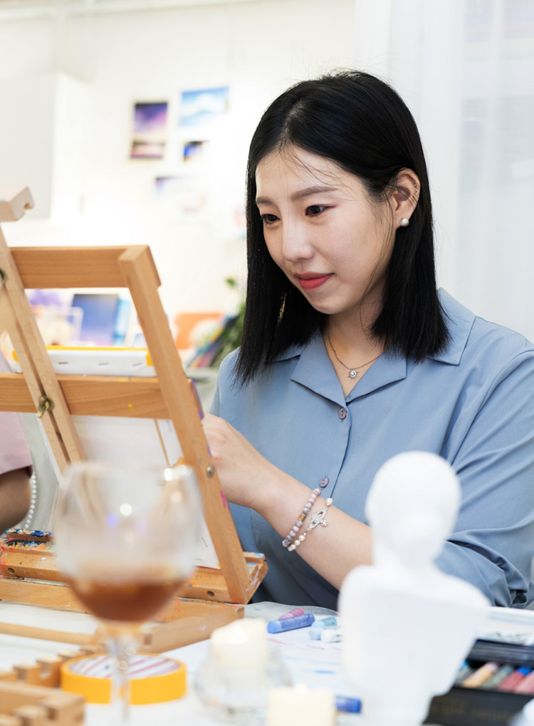 그림에 집중하는 김혜진 안전관리자