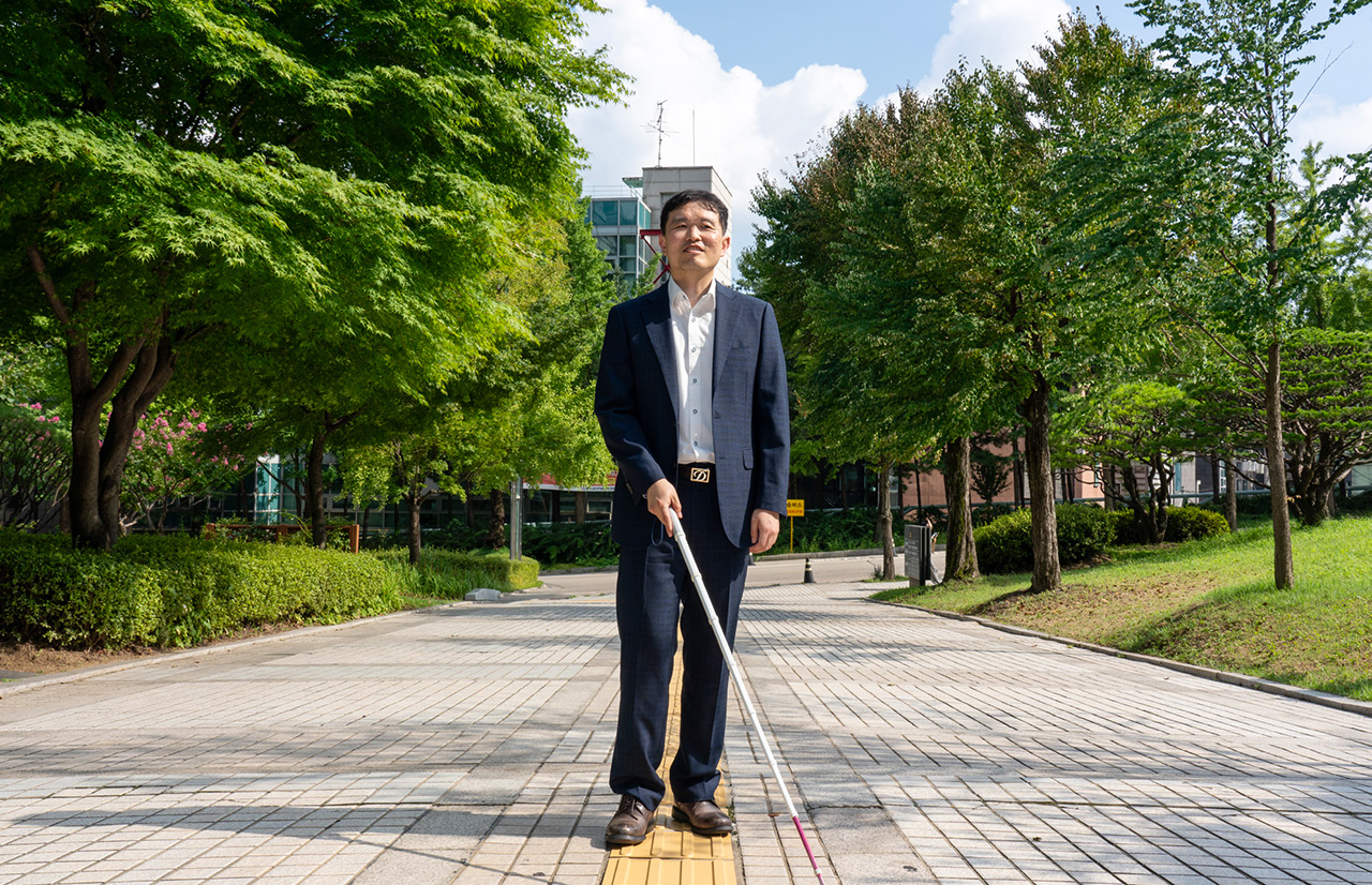 점자 유도블록을 따라 걷는 김동현 판사