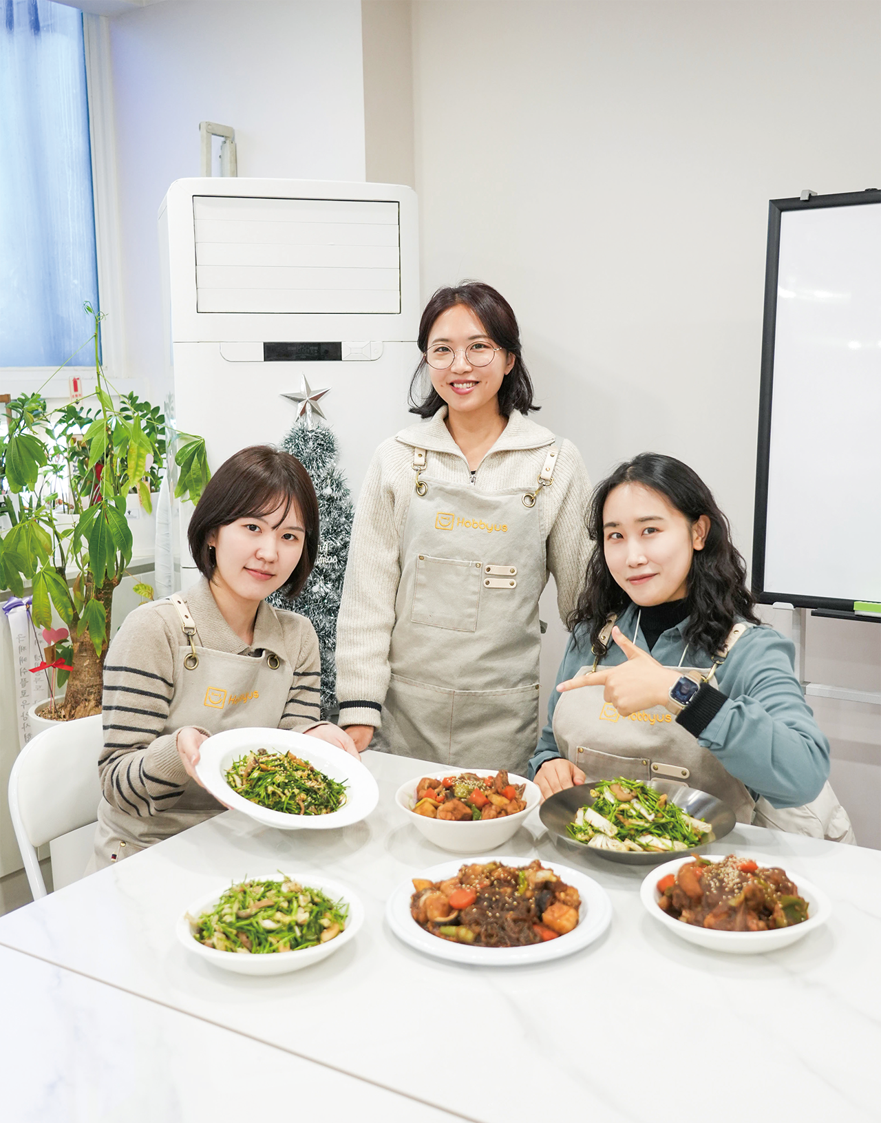 박수진 소통협력실 대리, 박서연 운영지원부 대리, 송하윤 인재개발부 대리(왼쪽부터)