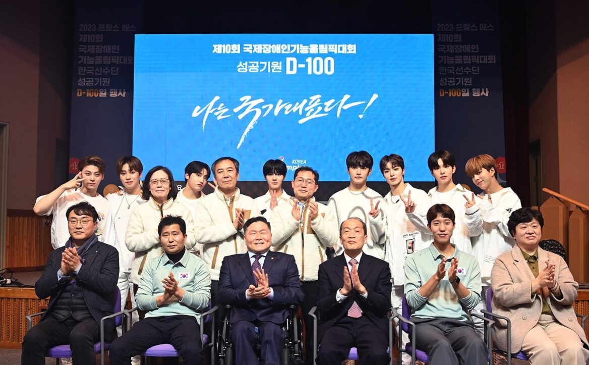 여러 명의 사람들이 모여 기념 촬영을 하는 사진