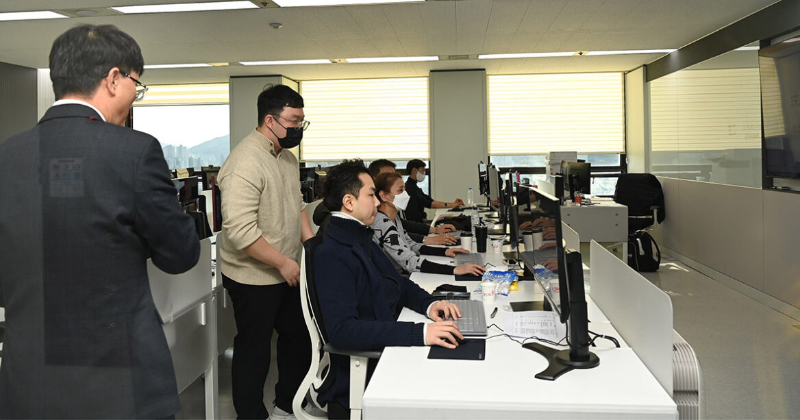 사람들이 컴퓨터 교육을 받는 사진