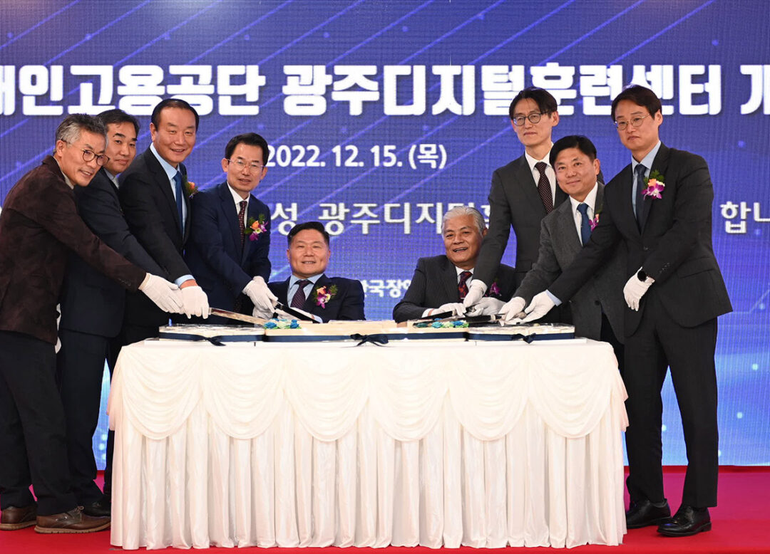 관계자들이 떡 케이크를 자르며 기념 사진을 찍는 단체 사진