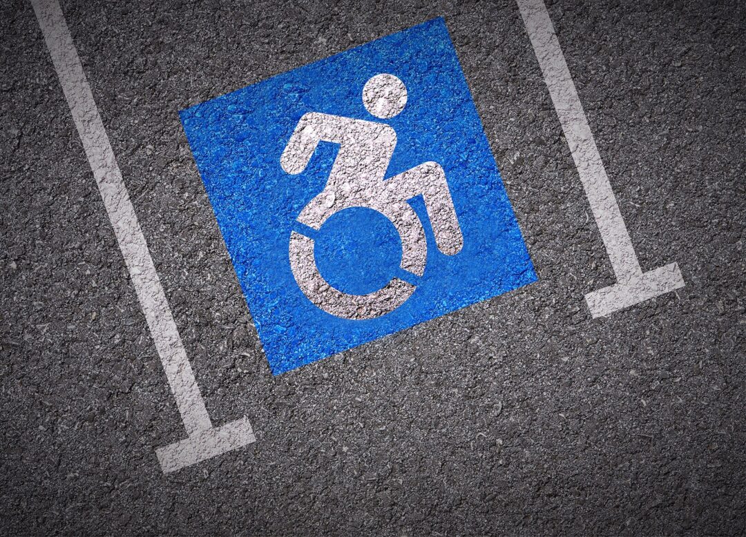 장애인용 주차공간에 장애인용 마크가 그려진 그림