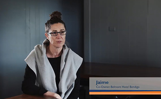 인터뷰 중인 여성의 사진