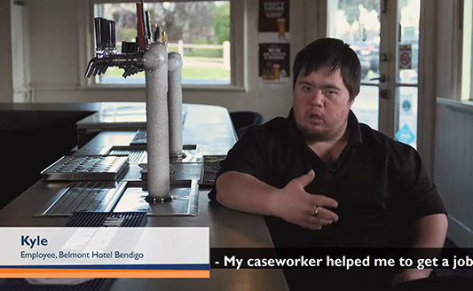 인터뷰 중인 남성의 사진