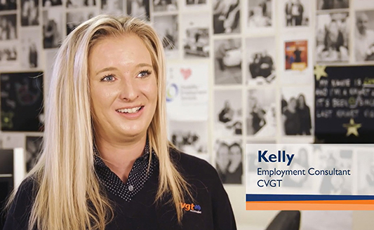 인터뷰 중인 금발 여성의 사진