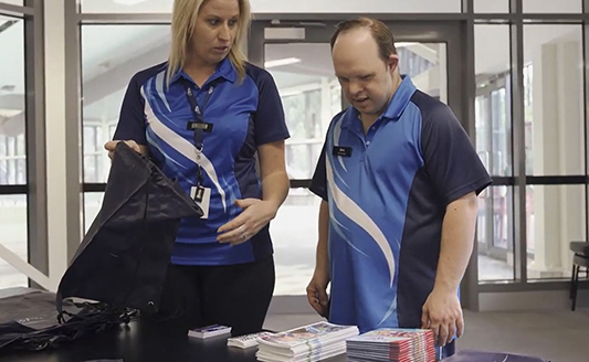 장애인과 비장애인이 함께 일하는 모습의 사진