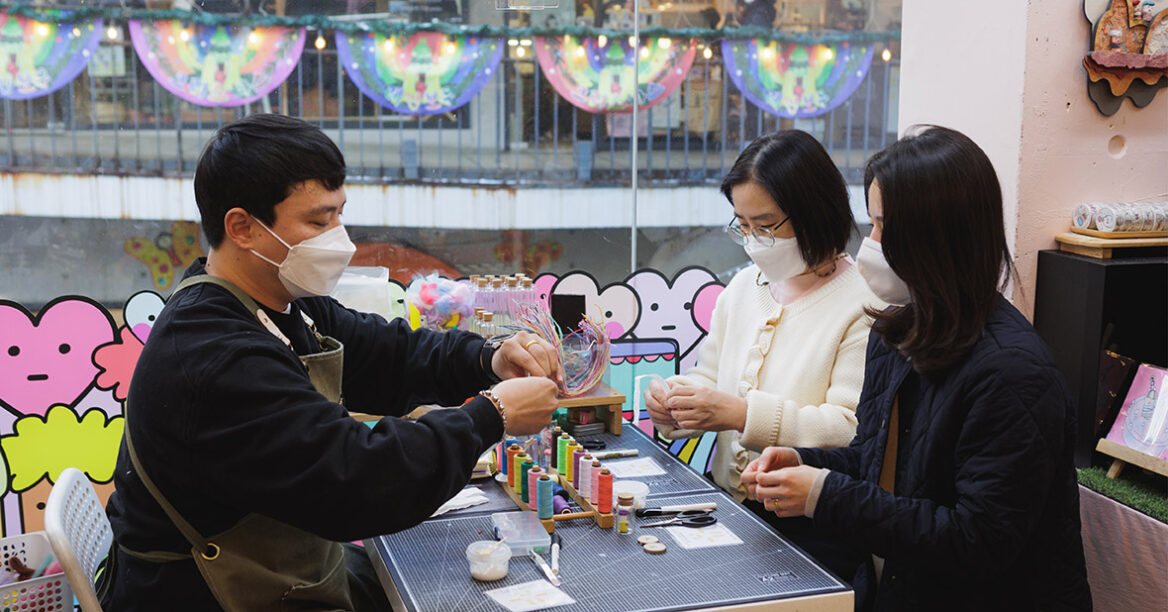 최은영, 최윤희 상담원 주임들이 수공예품을 만드는 모습의 사진