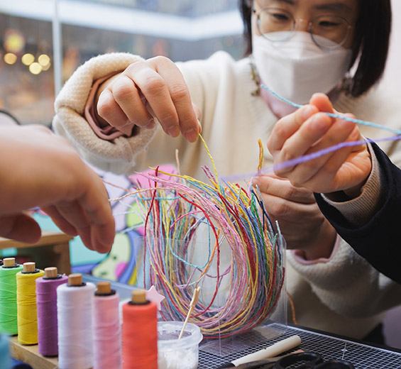 최은영 상담원 주임이 동그랗게 꼬여있는 실을 손으로 만지고 있는 사진