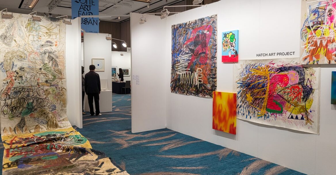 미술 전시회 내부 모습의 사진