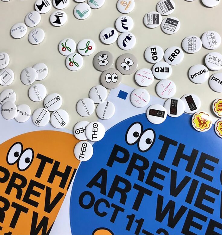 여러가지 모양의 뱃지 사진