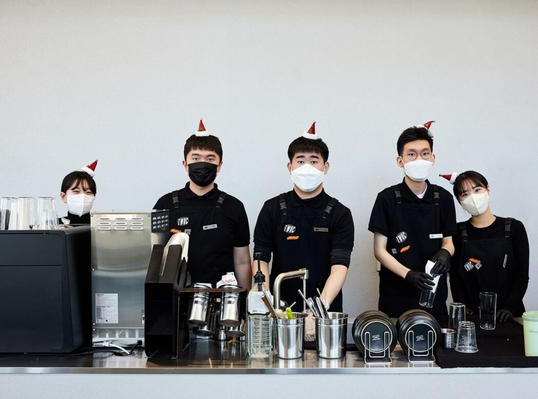 5명의 직원이 정면을 바라보는 단체 사진