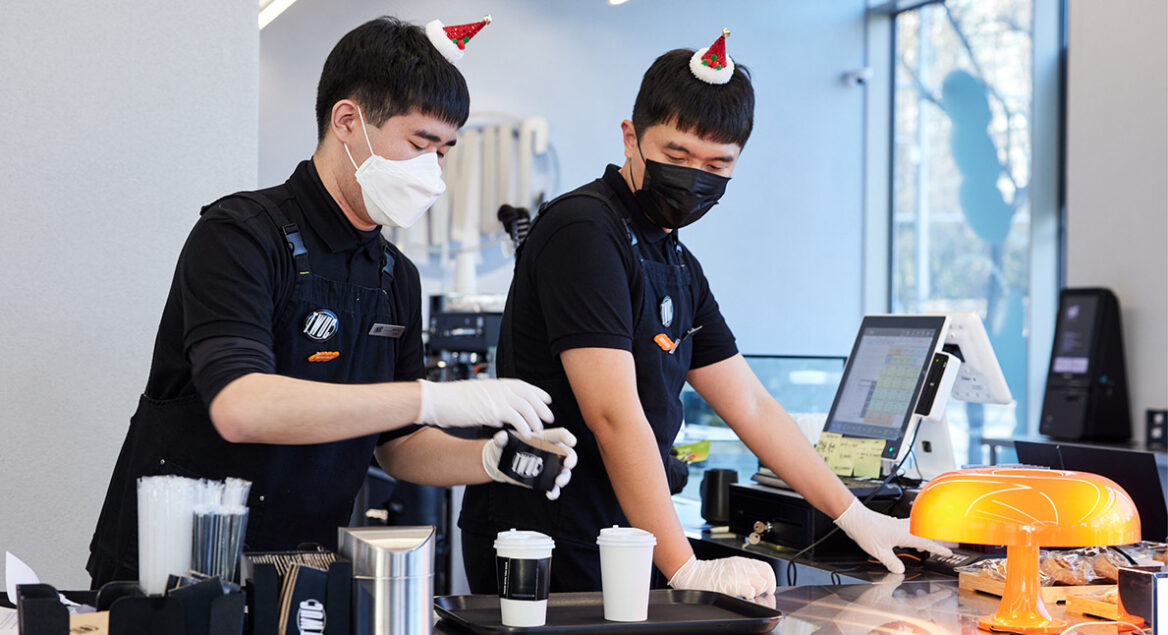 두 사람이 음료를 준비하는 사진