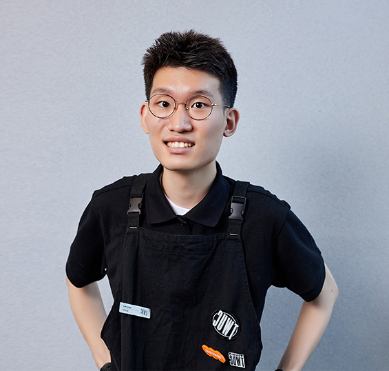 함성재 바리스타가 웃으며 정면을 바라보는 사진