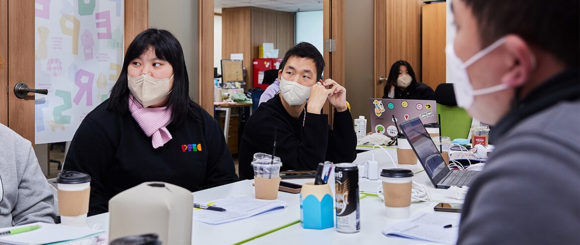 누군가의 말을 경청하는 사람들 사진