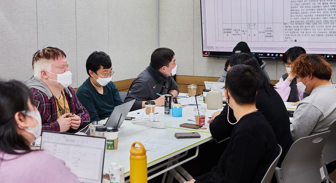 여러 명의 사람들이 회의 중인 모습의 사진