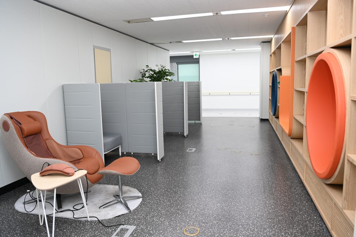 심플한 분위기의 휴게공간 내부 사진