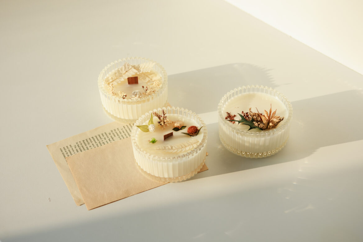 각각 유리병에 담긴 세 개의 양초