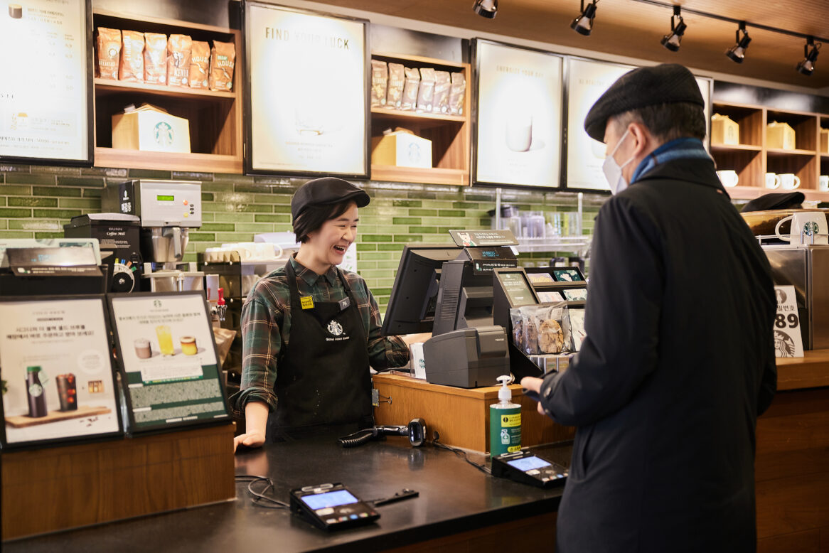권순미 점장이 환하게 웃으며 손님의 주문을 받고 있는 모습