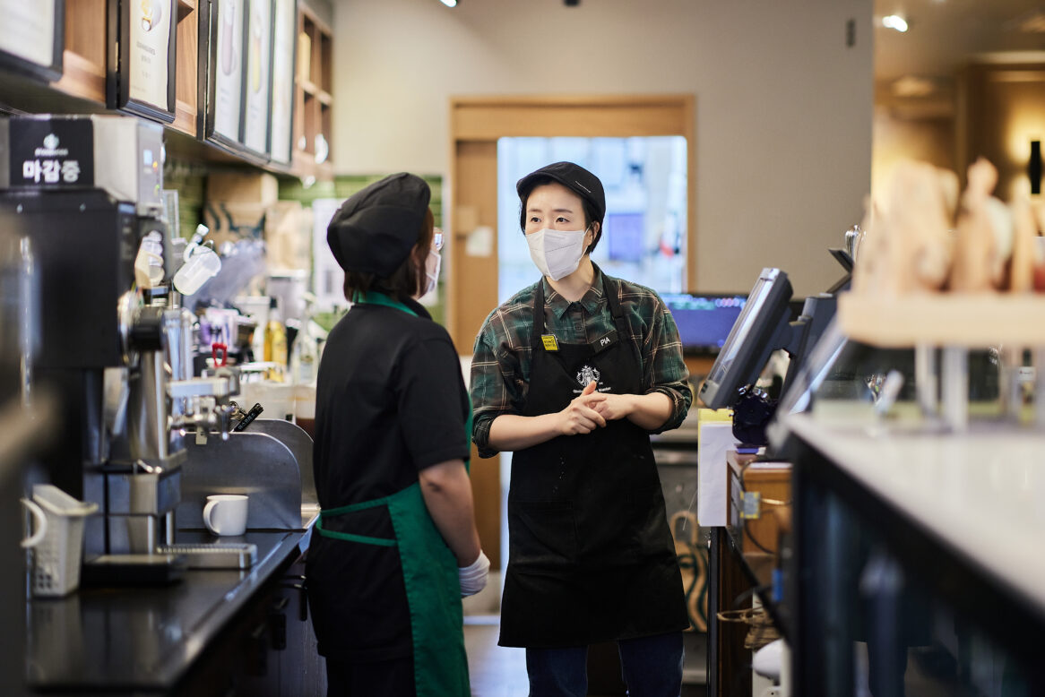 직장 동료와 대화하고 있는 권순미 점장의 모습