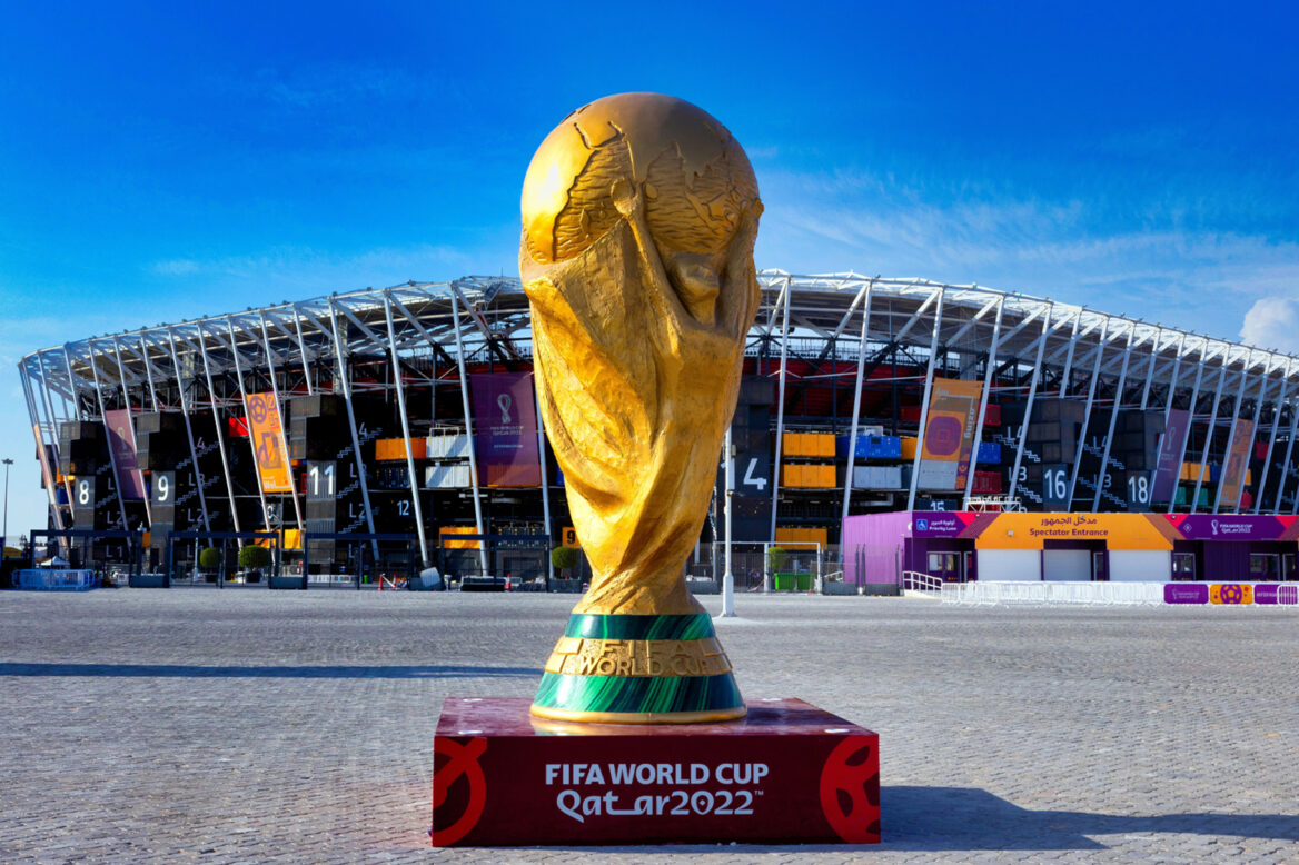 이천이십이년 카타르월드컵 트로피와 경기장 전경