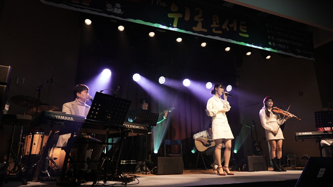 피아노, 기타, 보컬 등 이층버스의 멤버의 공연 모습