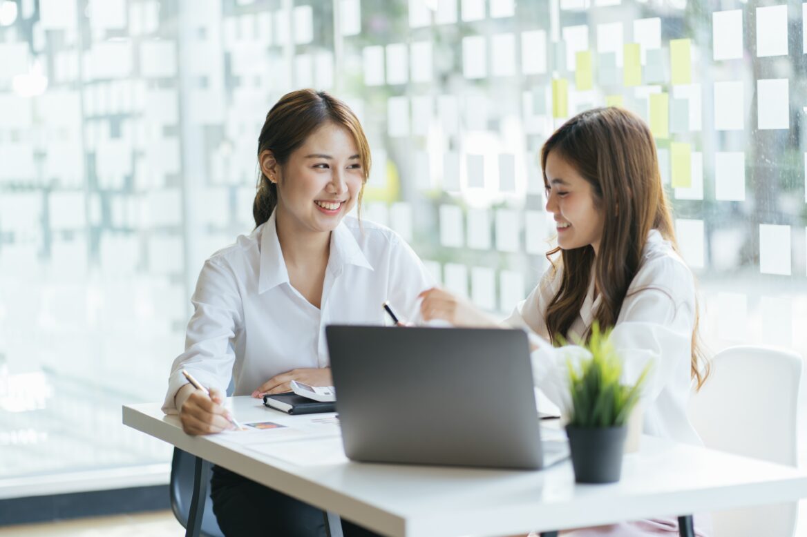 장애 근로자의 곁에서 부수적 업무를 지원하는 근로 지원인의 모습