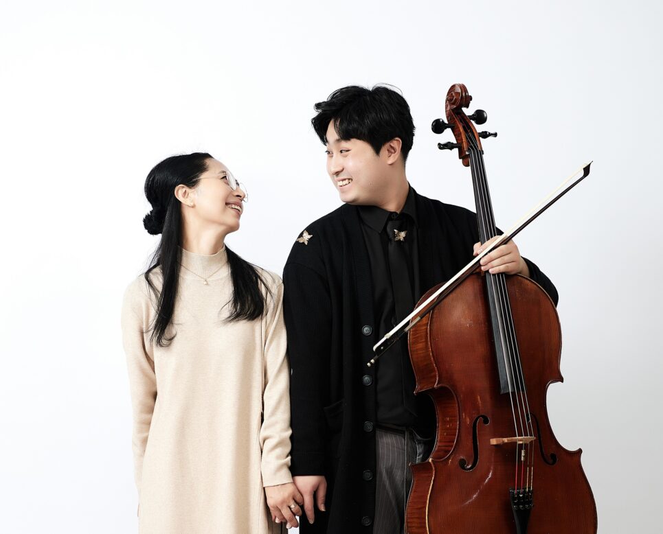배범준 첼리스트와  그의 어머니 김태영 씨가 마주보고 있는 사진