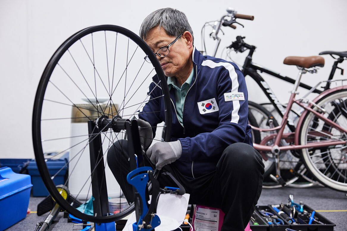 자전거조립 직종의 조정연 선수가 큰 바퀴 균형을 맞추고 있는 모습