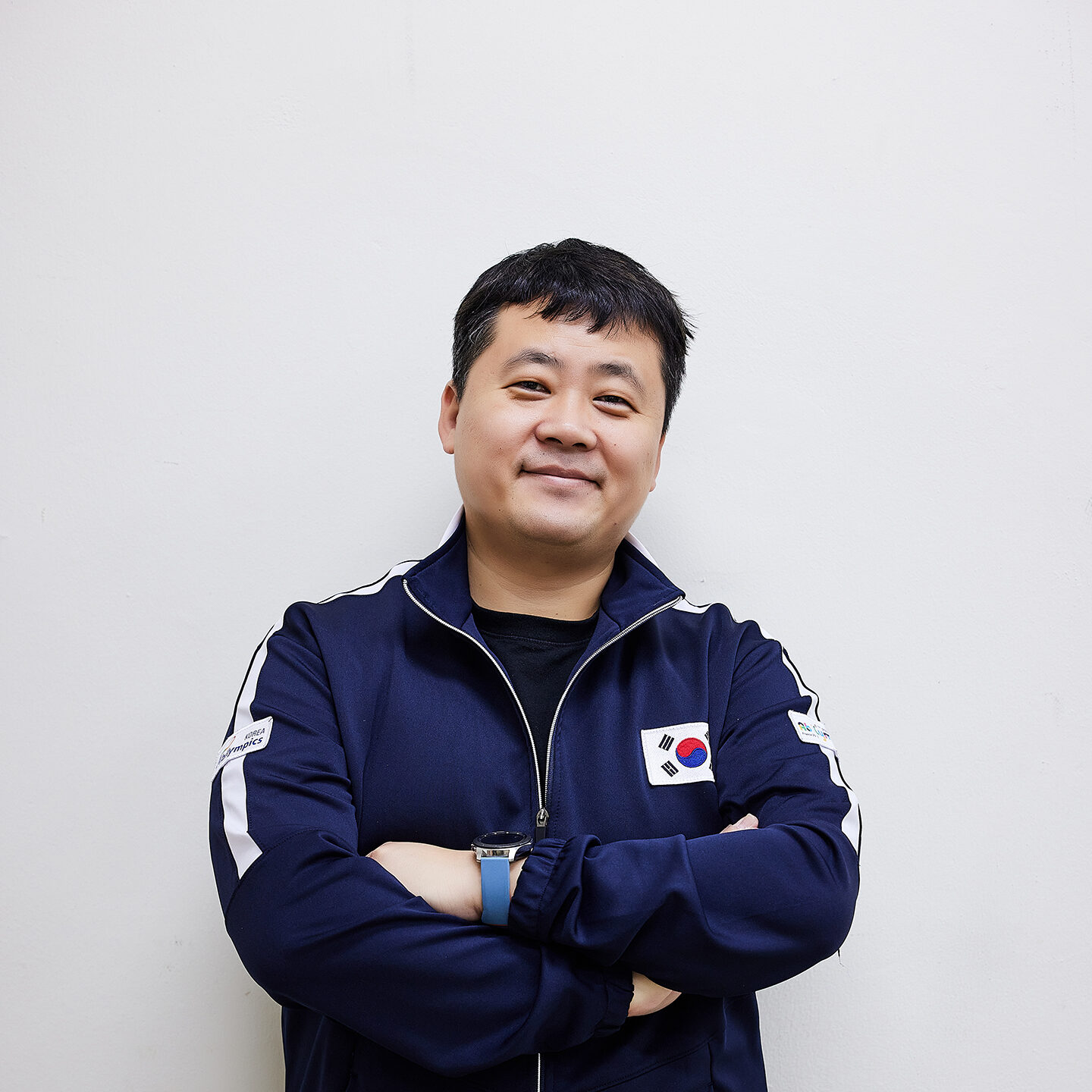 엄기원(청각장애), 사진(실내) 국가대표가 정면을 보며 미소를 짓는 모습