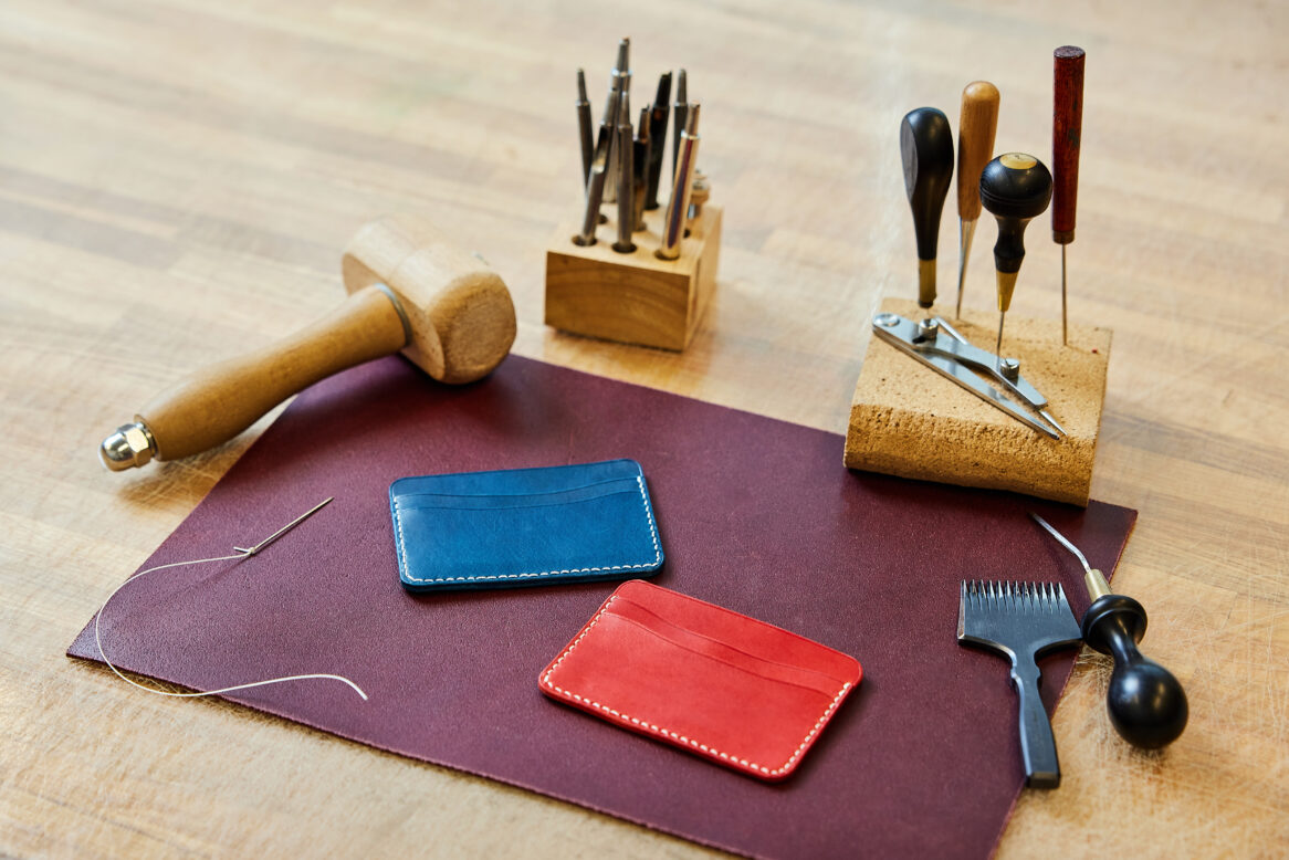 두 사람의 빨간색, 파란색으로 완성된 가죽 카드 지갑 사진