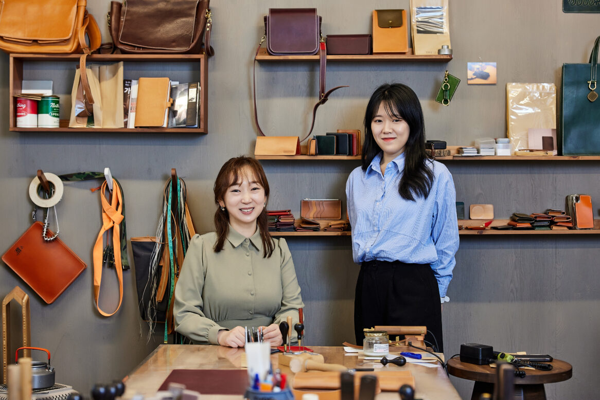 최희정 주임과 민희재 대리가 정면을 바라보며 웃는 사진