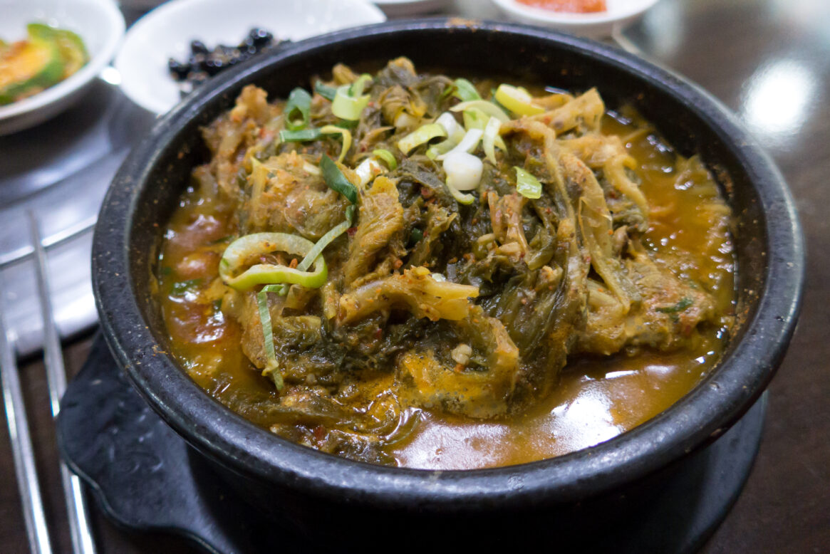 우거지가 푸짐하게 올라간 장터국밥 사진