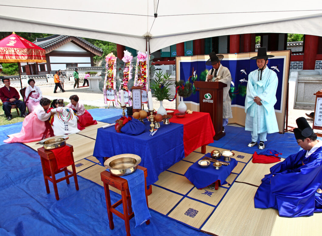 신랑 신부가 전통혼례식을 올리고 있는 모습의 사진