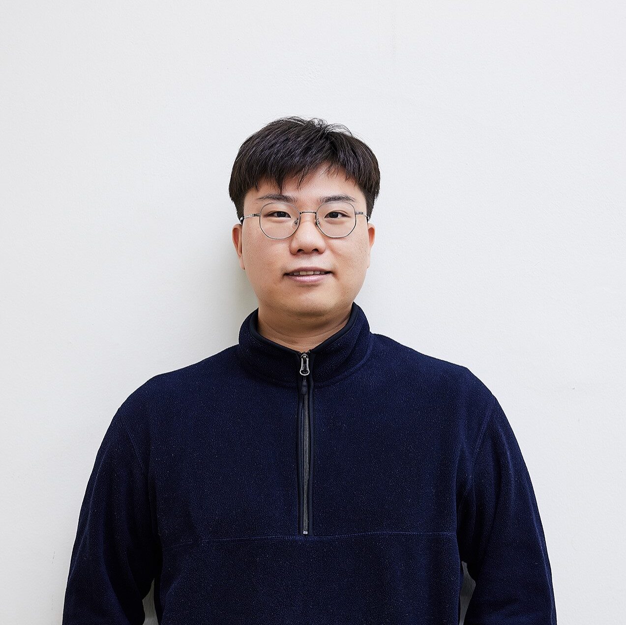 고명훈 수어통역사가 정면을 보고 있는 모습