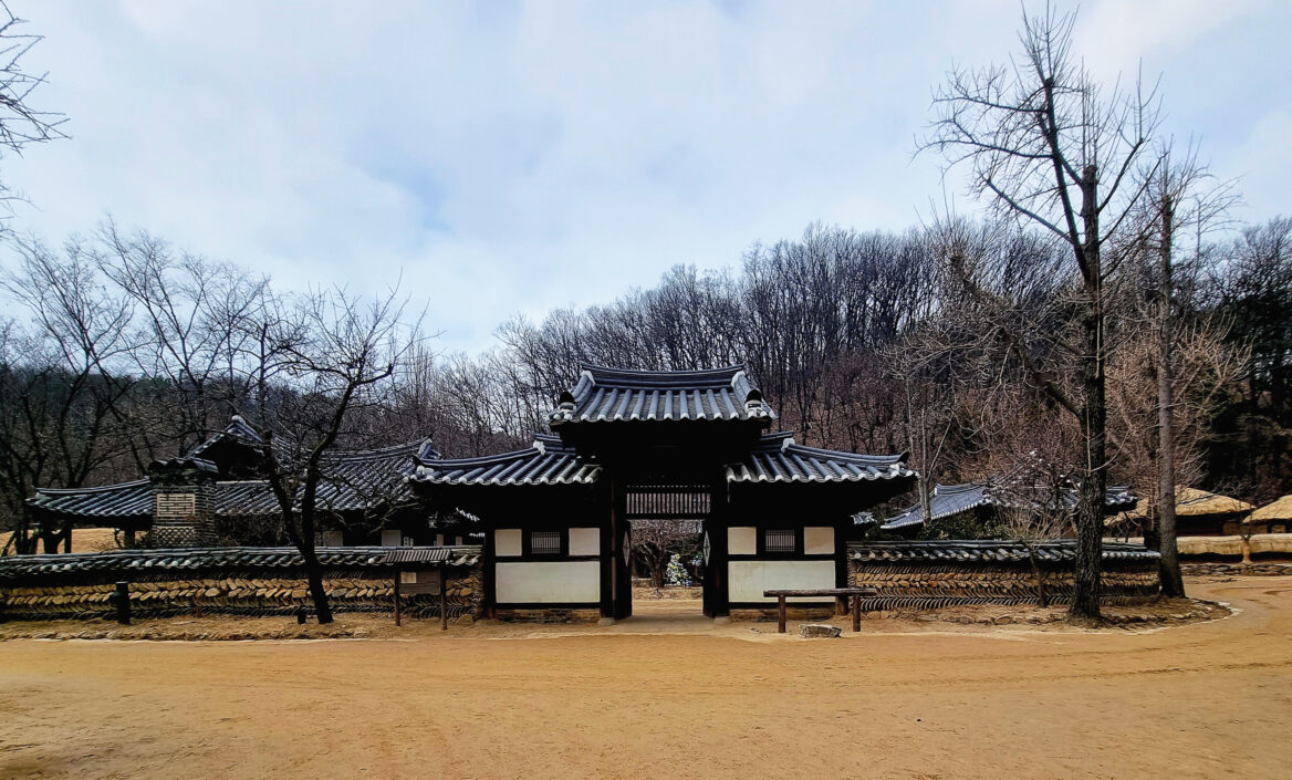 조선시대 양반들이 살았던 기와로 된 대갓집 전경 사진