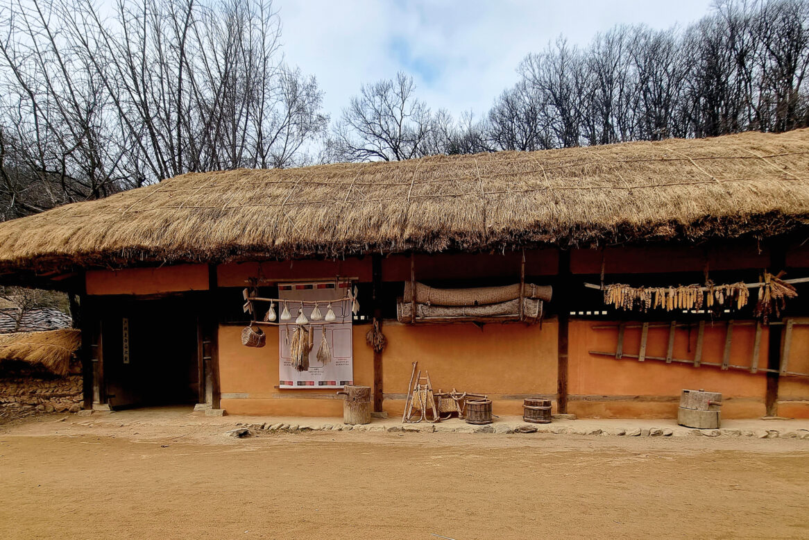 천장이 볕집으로 된 서민들이 살았던 초가집 사진