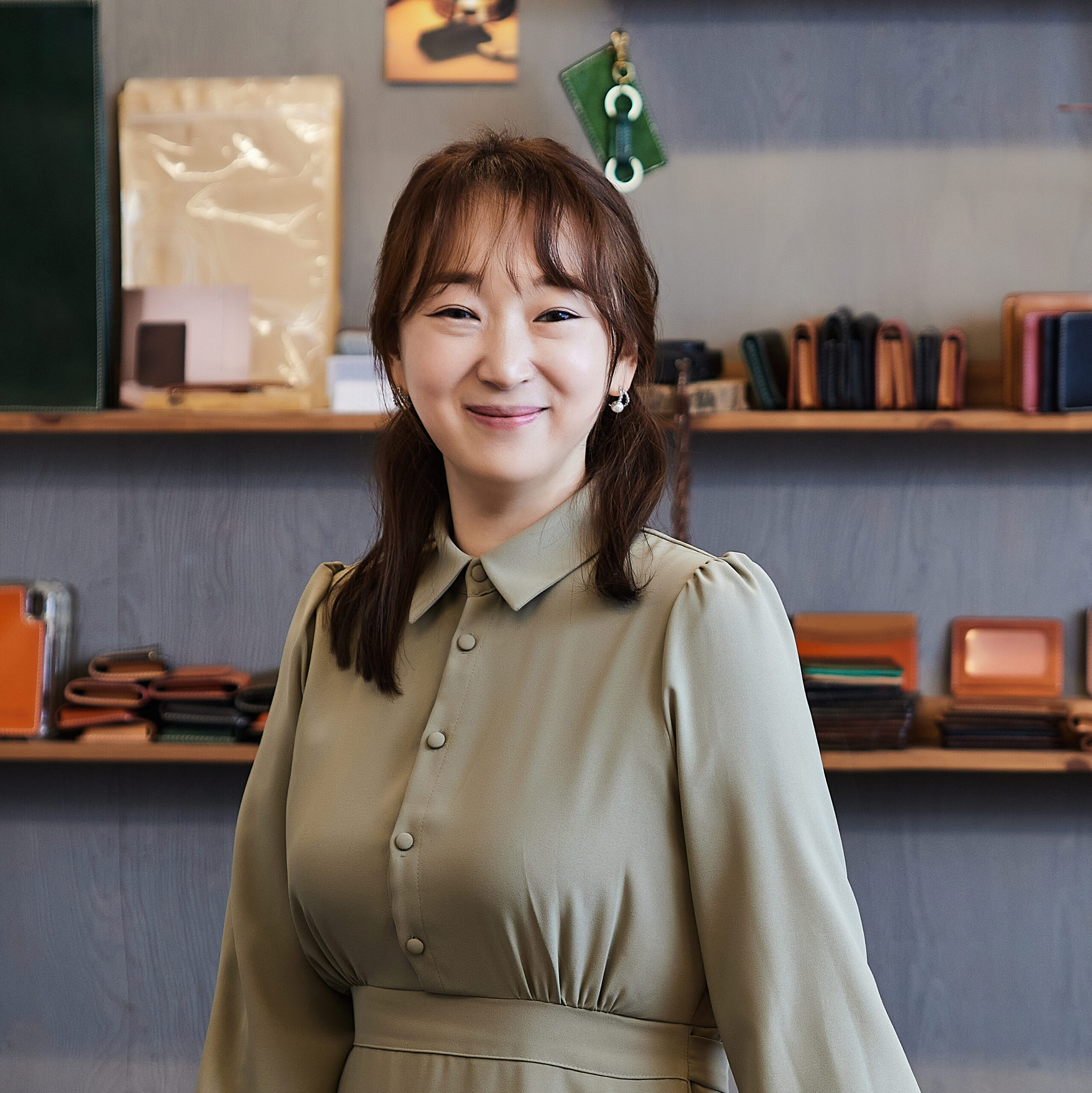 최희정 주임이 정면을 바라보며 미소를 짓는 모습