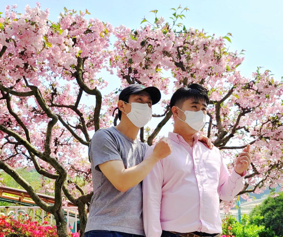 배우 오정세와 배범준 첼리스트가 벚꽃나무 아래에서 다정하게 사진을 찍은 모습