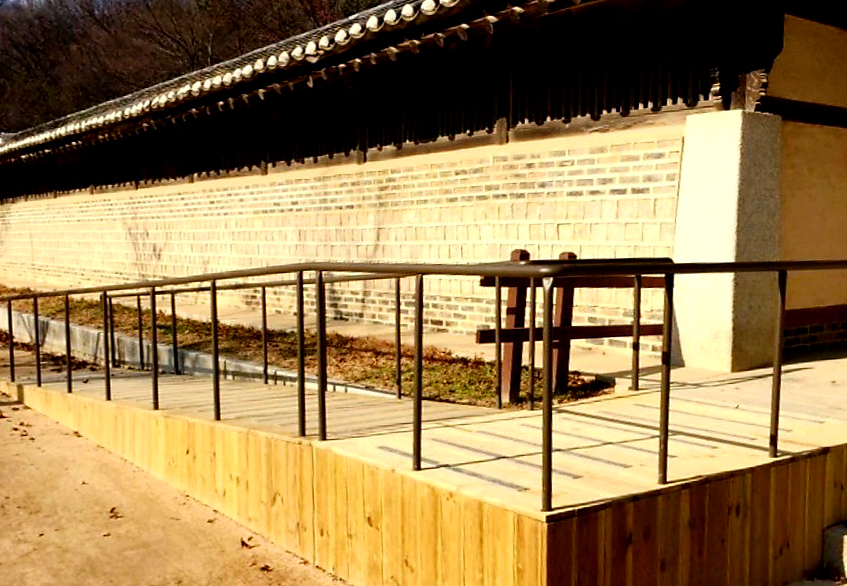 옛 관아 건물에 설치된 경사로 사진