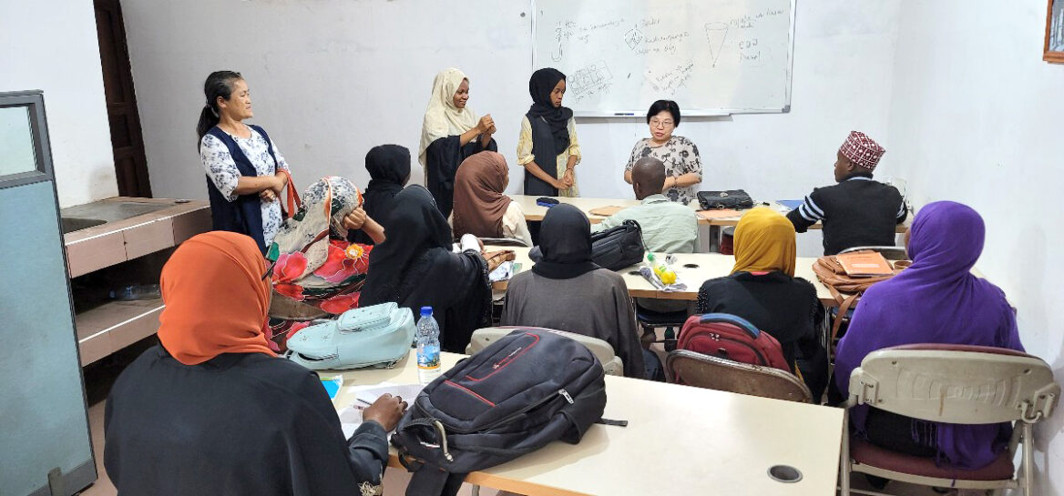 지난 2월, 탄자니아에 소재한 장애인 직업학교에 방문하여 특강하고 있는 김해영 국제사회복지사 사진