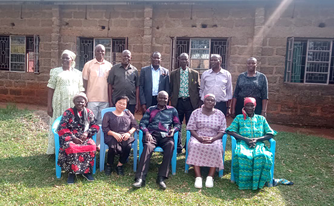 케냐 청소년 개발 위원회 지도자 모임에서 특강 후 나란히 앉아 찍은 단체 사진