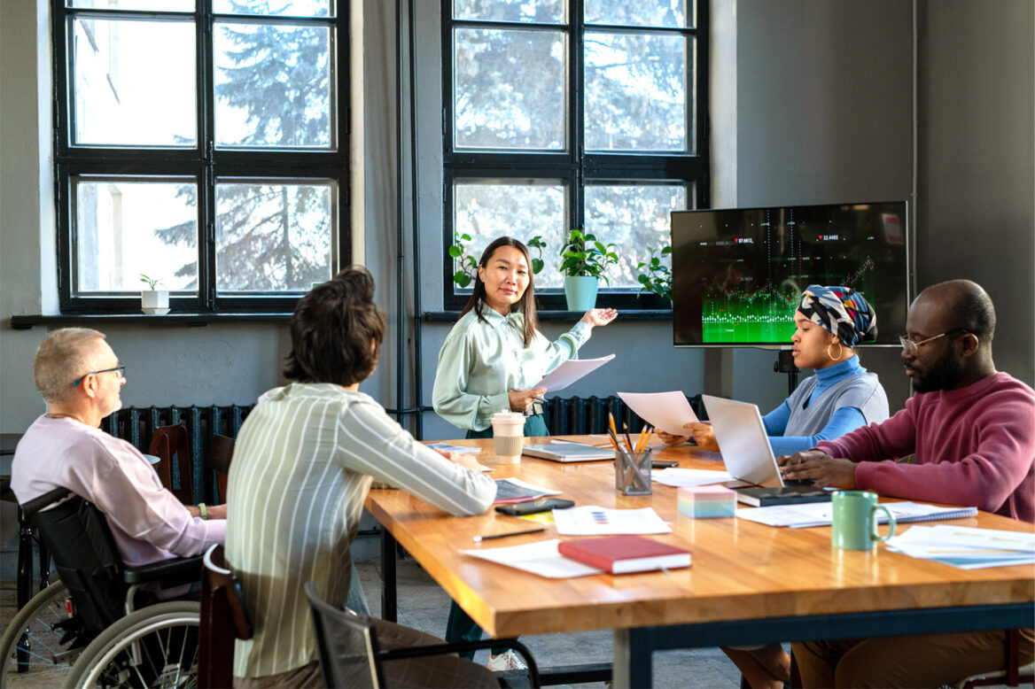 다섯 명의 사람들이 회의를 하고 있는 모습의 사진