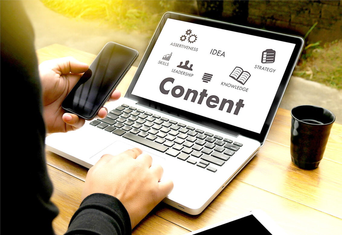 한 사람이 노트북을 하고 있는 모습의 사진