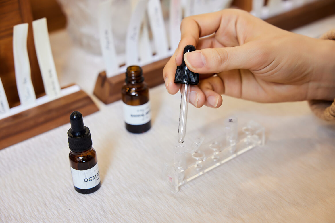 작은 플라스틱 통에 향료를 떨어뜨리는 모습